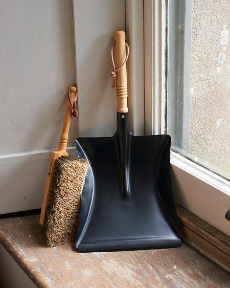 METAL DUSTPAN IN BLACK  WITH BEECHWOOD HANDLE AND LEATHER STRAP