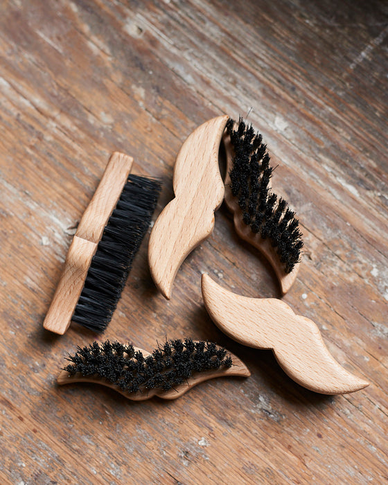 Beard and moustache brush in beechwood with horn decor