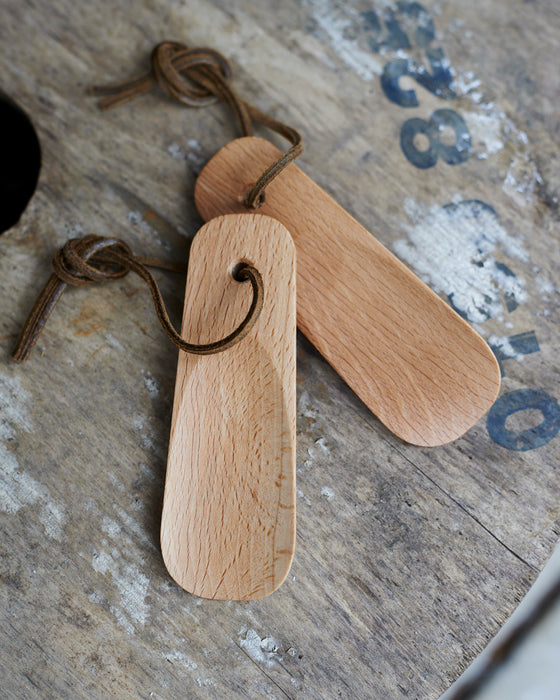 Short handled shoehorn in oiled beechwood - leather strap