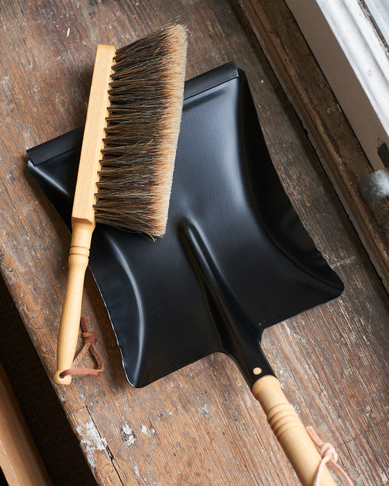 METAL DUSTPAN IN BLACK  WITH BEECHWOOD HANDLE AND LEATHER STRAP