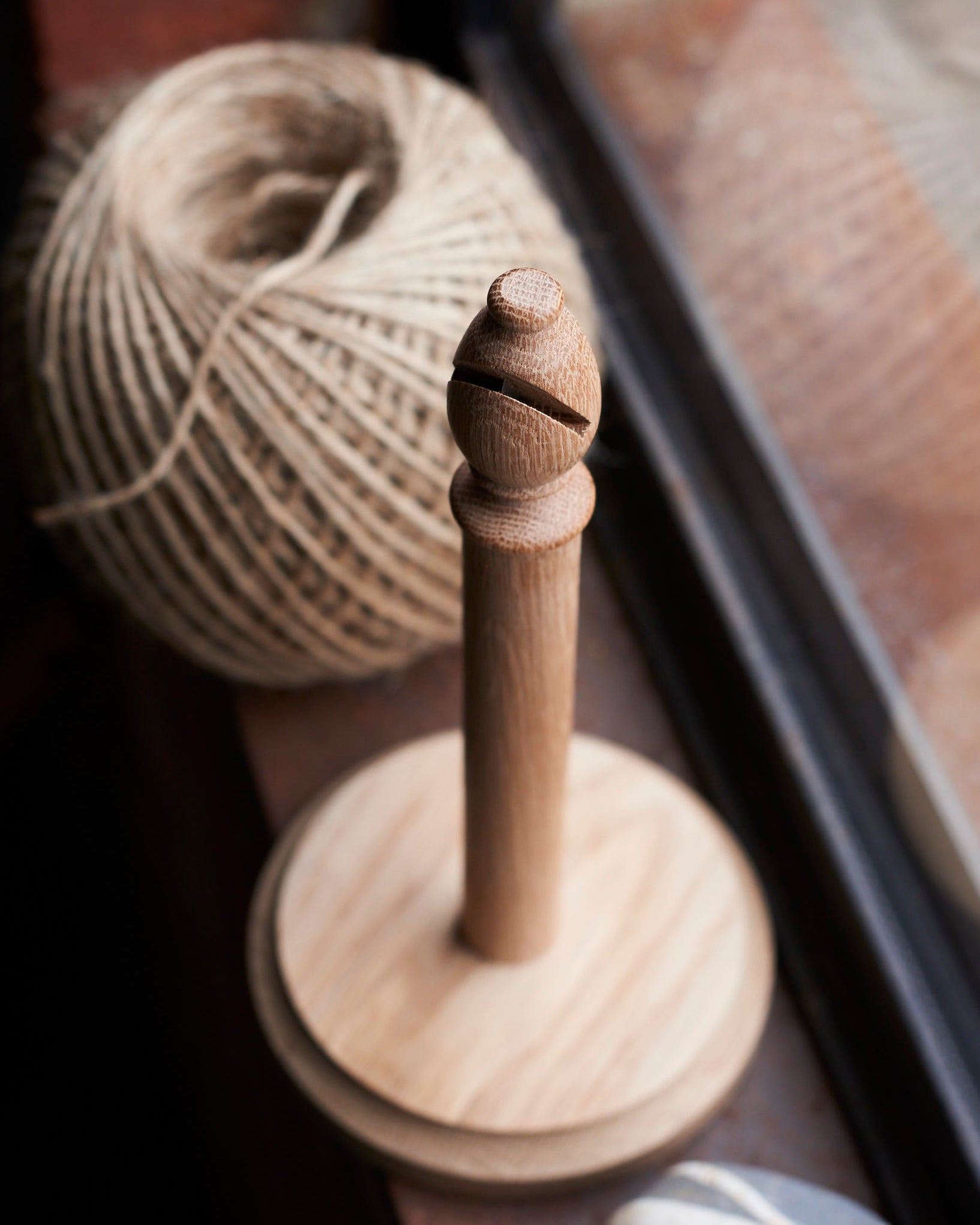 Oak Garden twine stand with Large 500g jute string brush64